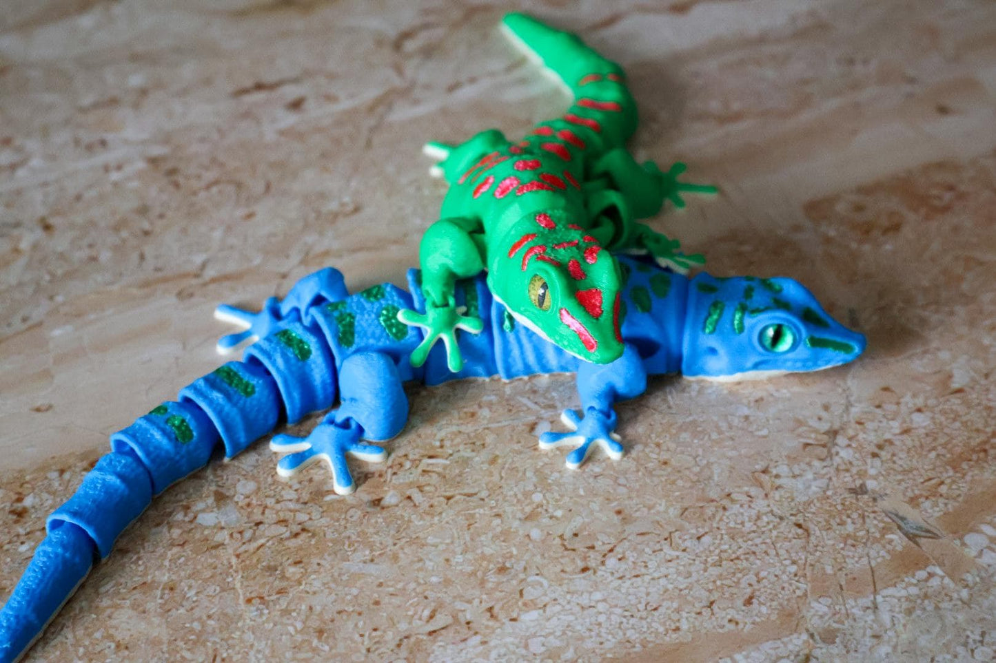 Articulated Day Gecko Fidget Toy | 8-Inch Flexible Lizard Model with Glass Eyes