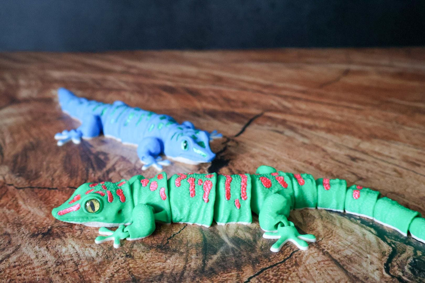 Articulated Day Gecko Fidget Toy | 8-Inch Flexible Lizard Model with Glass Eyes