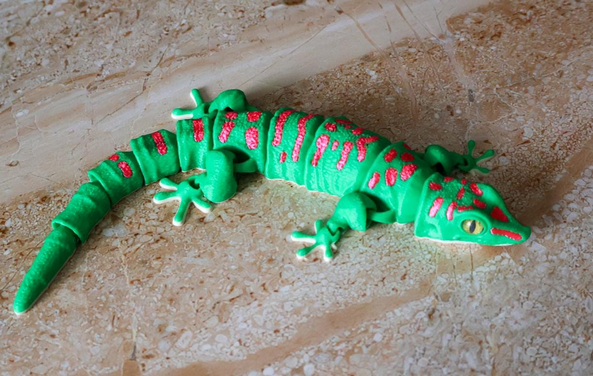 Articulated Day Gecko Fidget Toy | 8-Inch Flexible Lizard Model with Glass Eyes