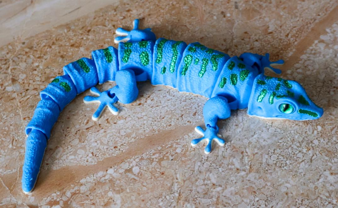 Articulated Day Gecko Fidget Toy | 8-Inch Flexible Lizard Model with Glass Eyes