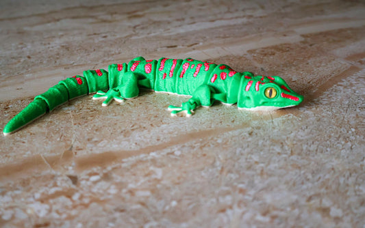 Articulated Day Gecko Fidget Toy | 8-Inch Flexible Lizard Model with Glass Eyes